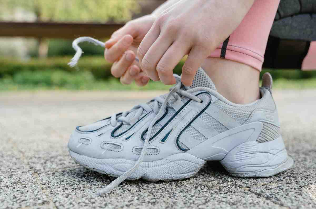 Tying Shoelaces